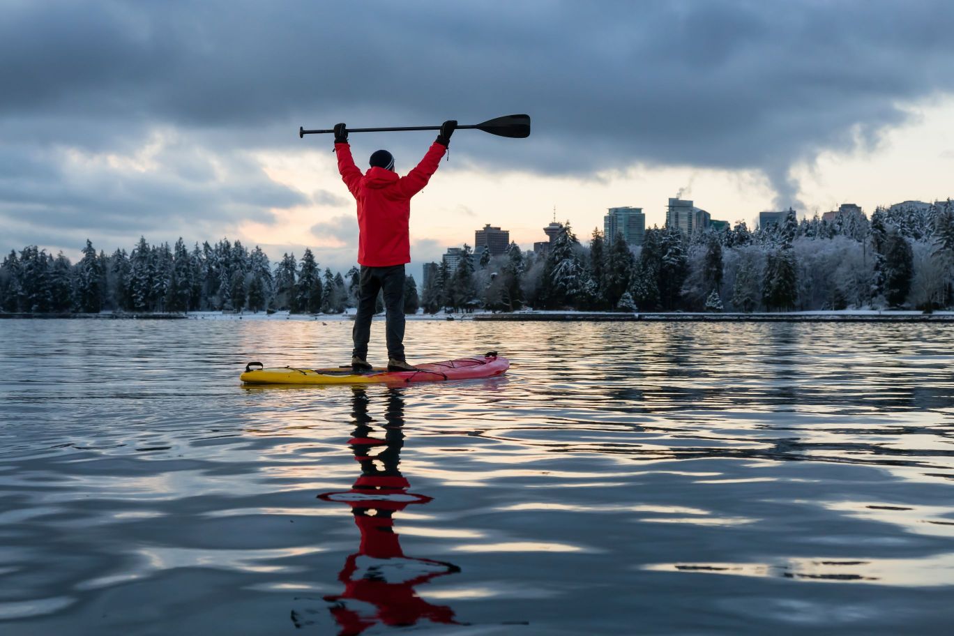 Jak ubrać się na wyprawę deską SUP?