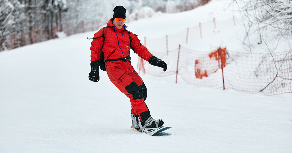Na co zwrócić uwagę przy doborze kombinezonu na snowboard?